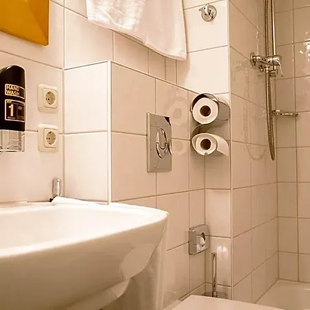 Mintarder Wasserbahnhof 호텔 3*